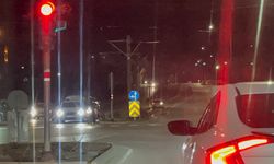 Eskişehir'de tramvay yolunda girdi, yetmedi geri manevra yaptı!