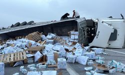 Eskişehir yolunu kapatan kaza: Binlerce süt çevreye dağıldı!