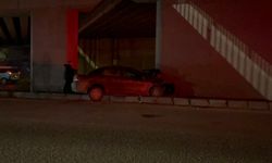 Eskişehir çevre yolunda kaza: Araç kolona saplandı!