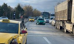 Eskişehir çevreyolunda taksi otomobile çarptı: Trafik kilitlendi!