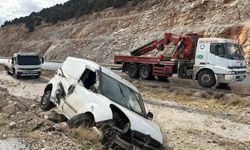 Afyon'da kontrolden çıkan araç kayalıklara devrildi!