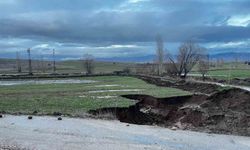 Afyon'da yağmur sonrası yolda devasa çukur!