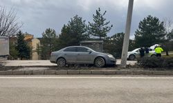 Eskişehir’de trafik kazası: Otomobil direğe çarptı!