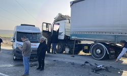 Eskişehir’de işçi servisine tır çarptı: 12 kişi yaralandı!