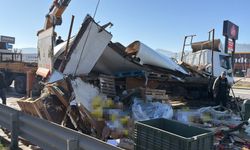 Afyon'da tır kazası: Ortalık savaş alanına döndü!