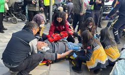 Eskişehir'de caddeyi karıştıran kaza: Araç yayaların arasına daldı!