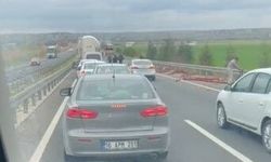 Eskişehir'de tırdan yola saçılanlar kazaya yol açtı!