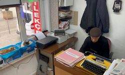 Eskişehir’in 93 yaşındaki arzuhalcisi ilk günkü heyecanla çalışıyor