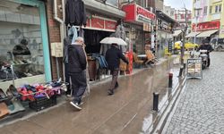 Eskişehir'de etkili olan yağmur şemsiyeleri açtırdı!