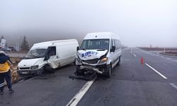 Afyon'da yolcu minibüsü ile kamyonet çarpıştı!