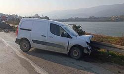 Bilecik yolunda iki otomobil kafa kafaya çarpıştı