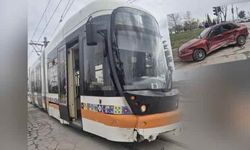 Eskişehir'de tramvayla otomobil çarpıştı:  Vatman yaralandı!