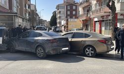 Eskişehir'de sokak arasında zincirleme kaza!