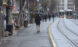 Eskişehir’de sağanak yağışa yakalananlar şemsiyelere sarıldı