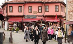 Eskişehir’de yağışa rağmen cadde ve sokaklar doldu