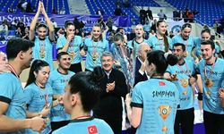 İzmir ekibi kupayı Vali Yılmaz’dan aldı