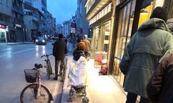 Eskişehir’de pide kuyruğu bekleyen vatandaşlar zor anlar yaşadı