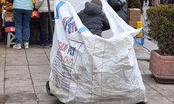 Eskişehir'de küçük çocuğun 'Dev' çuvalla karton mesaisi