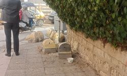 Eskişehir’de beton dubalar kaldırımı işgal ediyor