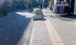 Eskişehir'de kaldırım ortasında alışıldık engel!