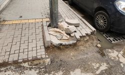 Eskişehir'de kırılan kaldırım taşları onarılmayı bekliyor