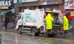 Eskişehir'de sağanak yağışa rağmen zorlu mesai!