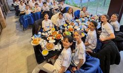 Yüzücüler oruçlarını birlikte açtı