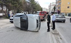 Eskişehir'in o caddesinde bir kaza daha: Araç yan yattı!