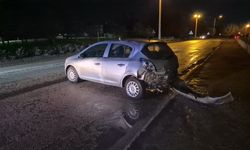 Eskişehir’de yağış kazayı getirdi: Otomobil duvara çarptı