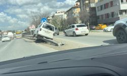 Eskişehir çevre yolunda kaza: Bariyerde asılı kaldı!