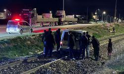 Afyon'da yanlışlıkla tren rayına girdi, felaketten dönüldü!