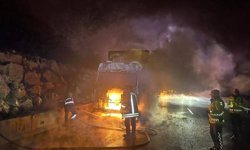 Seyir halindeki tır alev aldı: Araç kullanılamaz hale geldi!