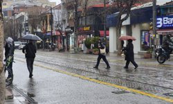 Eskişehir sağanak altında: Cadde ve sokaklar boş kaldı!