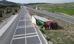Afyon'da tır kazası: Tonlarca patates yola saçıldı