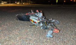 Afyon'da refüje çarpıp parçalanan motosikletten sağ kurtuldular