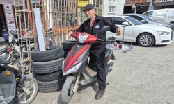 Eskişehir'de 44 yıldır baba mesleği yapıyor, çayları böyle dağıtıyor!