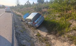 Kontrolden çıkan araç karşı şeride savruldu