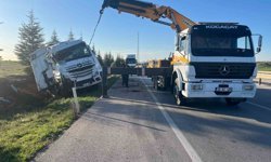 Afyon'da ev eşyası yüklü tır şarampole devrildi