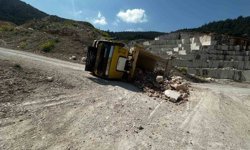 Bilecik'te taş yüklü kamyon devrildi