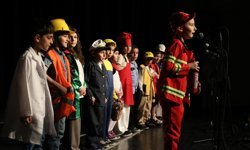 Odunpazarı’nda “İngilizce Gecesi”: Kursiyerler dil becerilerini sahneye taşıdı