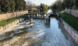 Porsuk Çayı'nın yüzeyi köpükle kaplandı