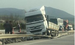 Afyon'da bir anlık hatayla tır refüje girdi!