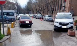 Eskişehir'de yol ortasında gölet!