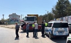 Eskişehir'de hafriyat kamyonu çarptığı aracı sürükledi!