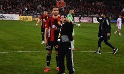 Çocuklardan futbolculara sevgi seli