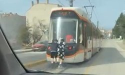Eskişehir'de tramvay hattında yürekleri ağza getiren yolculuk!
