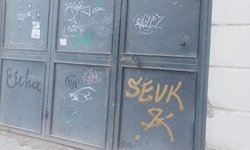 Eskişehir'de duvar yüzeylerinde yazılar dikkat çekiyor