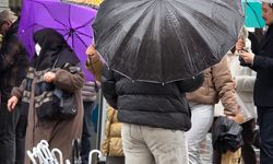 Eskişehir’de aniden bastıran yağış şemsiye satışlarını patlattı