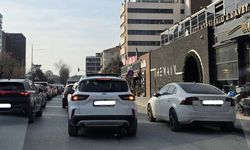 Eskişehir'deki trafik öğle saatlerinde bile sürücüleri zorladı!