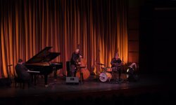 Eskişehir'de trio performansı ayakta alkışlandı